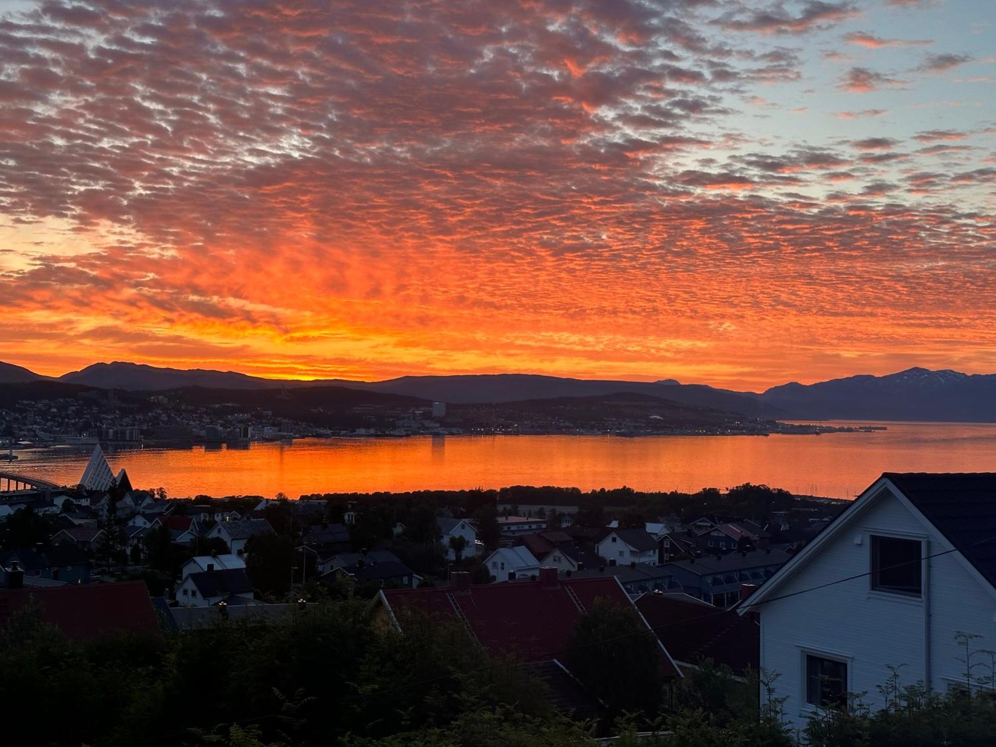 Aurora Apartment Very Close To Cable Car And Sherpatrappa Tromsø Exteriör bild